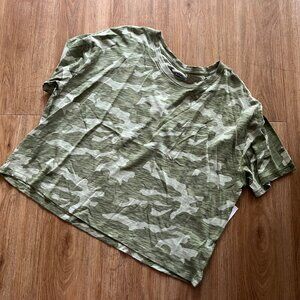 Old Navy Short Sleeve Crop Tee Shirt Camo Green NWT Women’s Size L